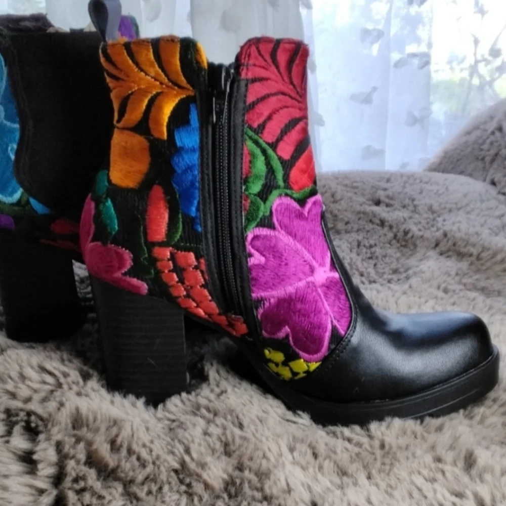 Guaraxez‎ Ameyal Embroidery Booties. 8 m - Picture 5 of 5